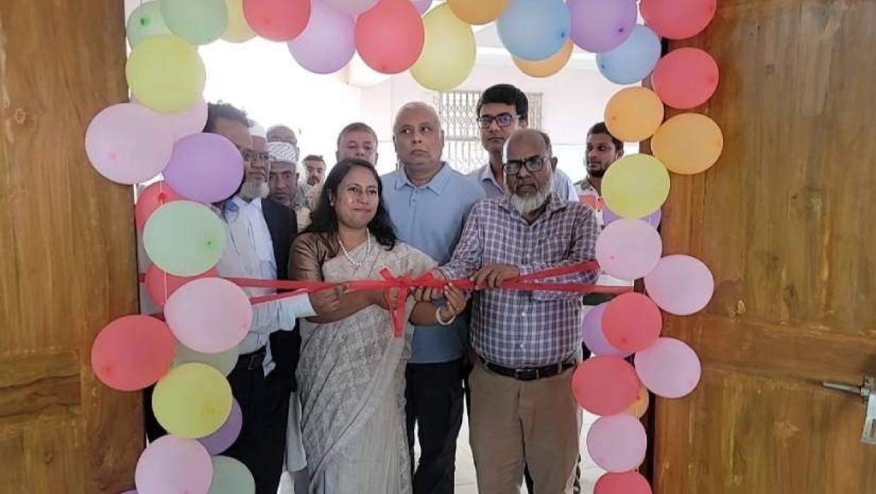 শেরপুরের জেলা প্রশাসক ফরিদা ইয়াসমিন ফিতা কেটে হাসপাতালের ১০ বেডের আইসিইউ ইউনিটের কার্যক্রম শুরু করেন