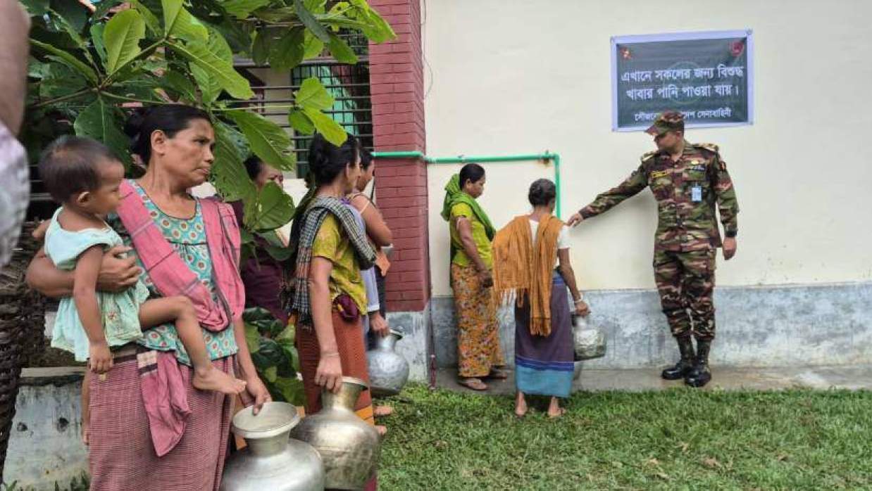 সুপেয় পানি সংগ্রহ করছেন পাহাড়ি নারীরা