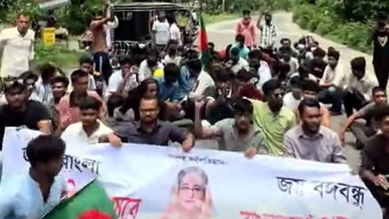 বিক্ষোভ মিছিল ও ঢাকা-খুলনা মহাসড়ক অবরোধ করেছেন নিষিদ্ধঘোষিত সংগঠন ছাত্রলীগের নেতা-কর্মীরা