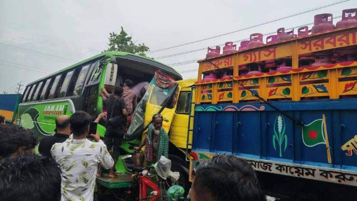 মোংলায় যাত্রীবাহী বাস ও মালবাহী ট্রাকের মুখোমুখি সংঘর্ষে দুমড়েমুচড়ে যায় পরিবহন দুটি