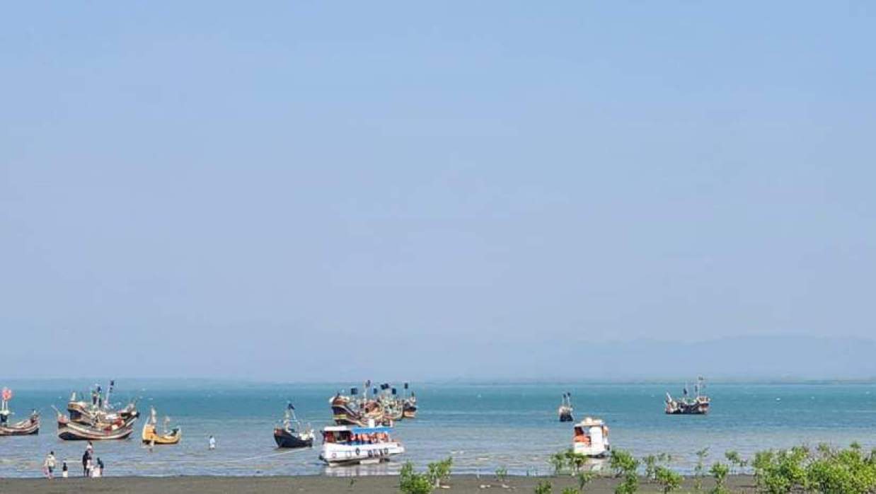 নাফ নদীতে জেলেদের নৌকা