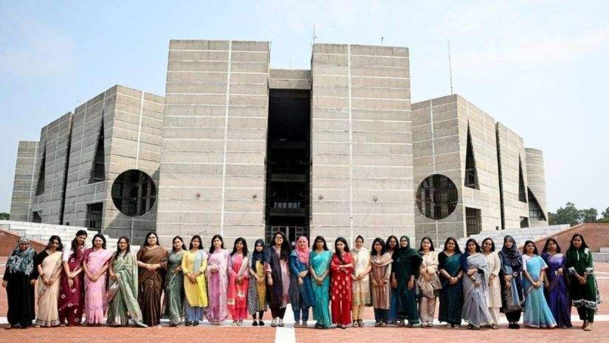 জাতীয় সংসদ পরিদর্শনে ঢাবির একদল ছাত্রী