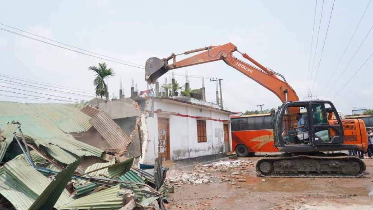 মাসকান্দা কেন্দ্রীয় বাস টার্মিনাল ও সংলগ্ন এলাকায় চলছে অবৈধ উচ্ছেদ কার্যক্রম