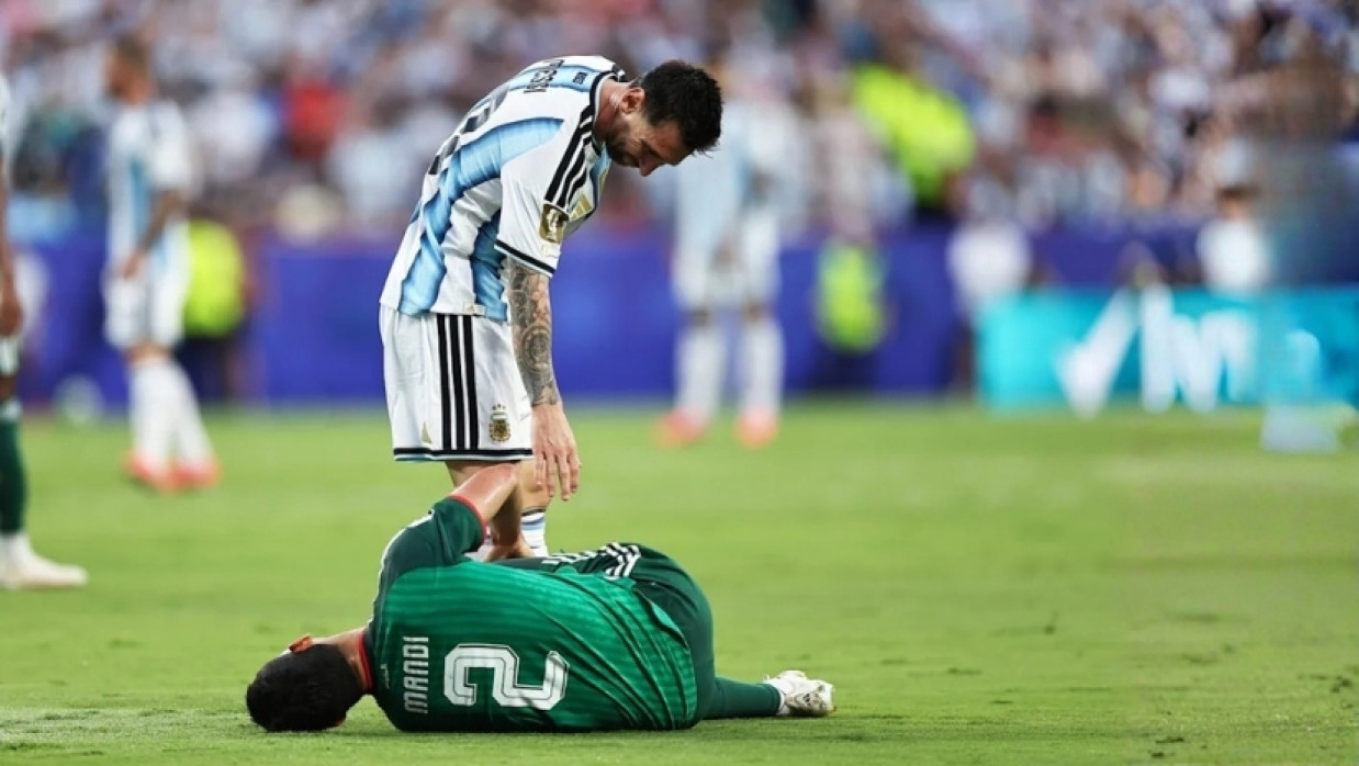 Lionel Messi's late challenge from behind on Algerian defender Aïssa Mandi