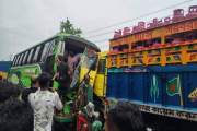 বাগেরহাটে যাত্রীবাহী বাস-ট্রাকের মুখোমুখি সংঘর্ষে আহত ৭