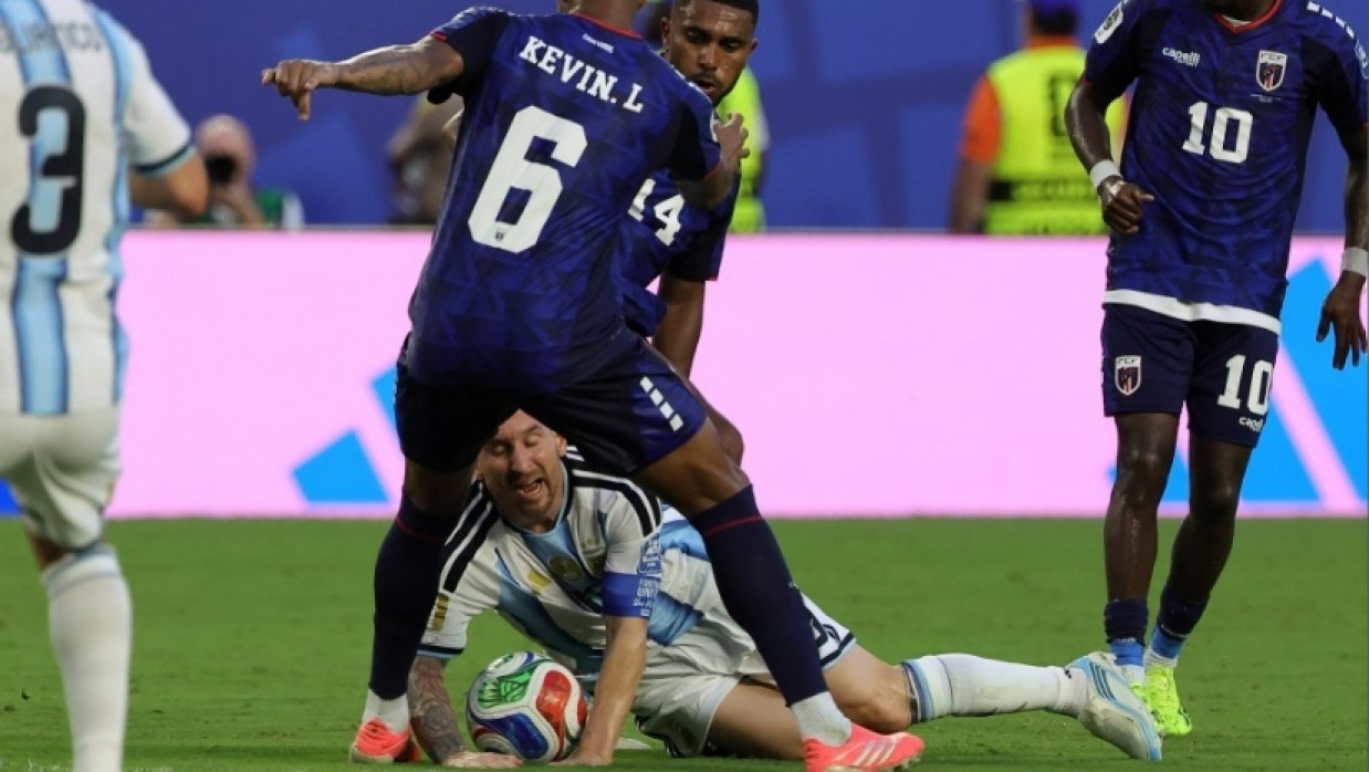 Lionel Messi fell on the Ground