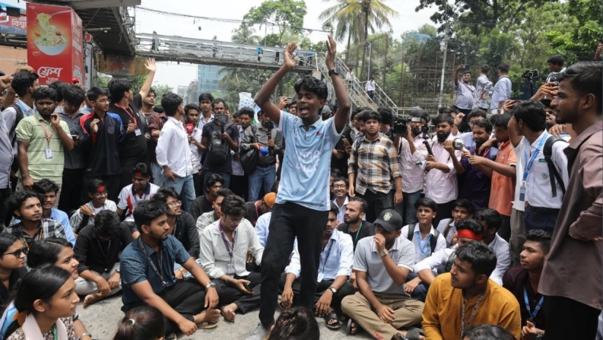 HSC Candidates Protesting at DU