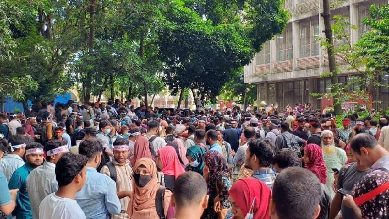Primary Teacher Candidates Gather at Dhaka University