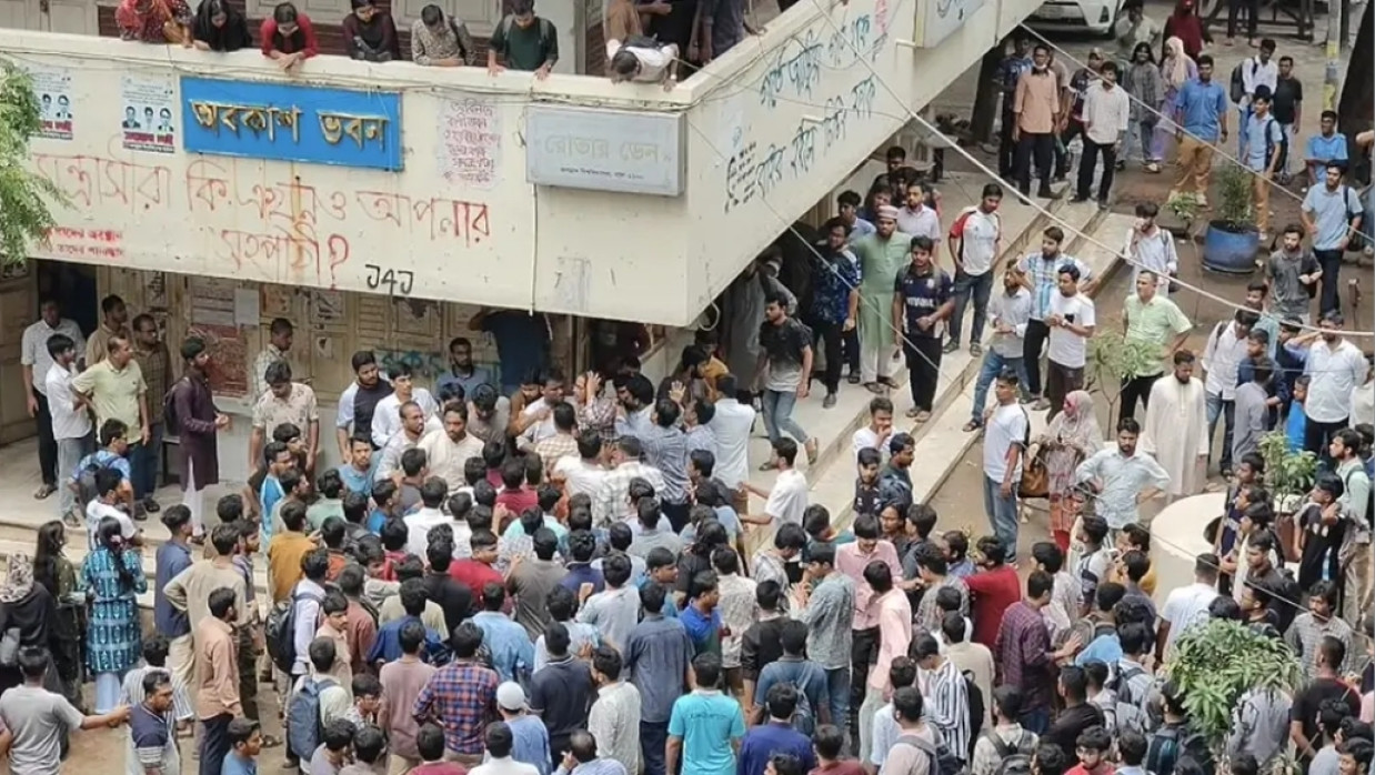 Clash in JnU
