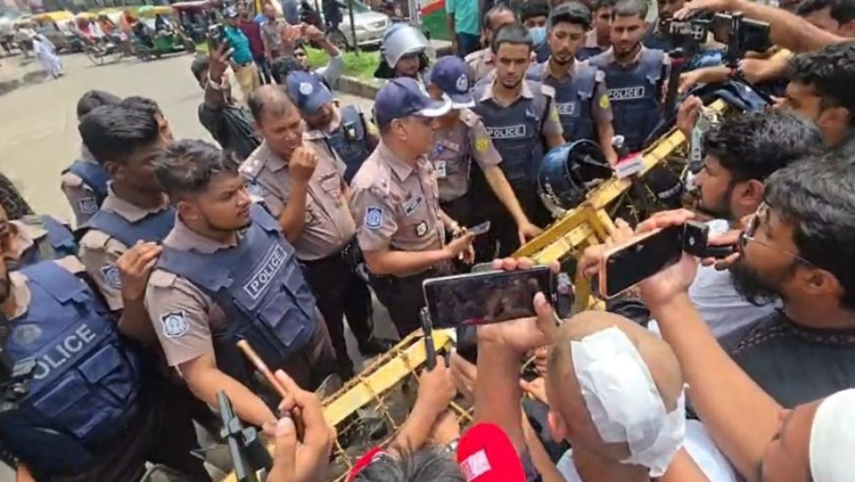 Police set up barricades on Bakshibazar Road to prevent Chhatra Shibir leaders from entering residential halls at Government Madrasah-e-Alia