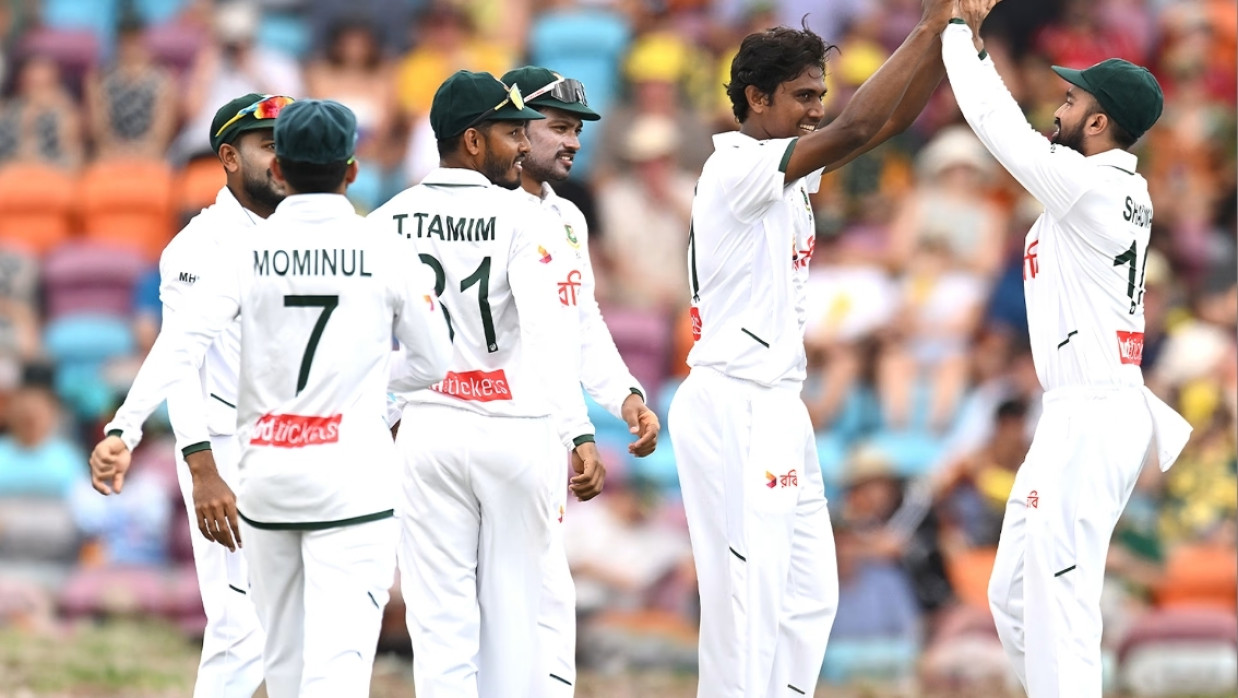 Hasan Mahmud celebrating wicket with his Bangladeshi teammates