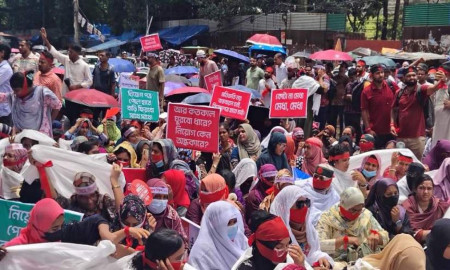 Primary Teacher Candidates Sit in Front of Shahbagh Police Station Following Police Obstruction