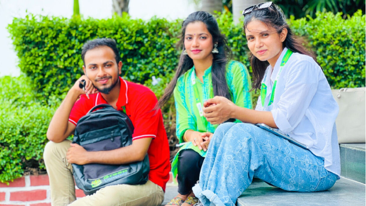 গ্রিন ইউনিভার্সিটি ক্যাম্পাসে শিক্ষার্থীরা