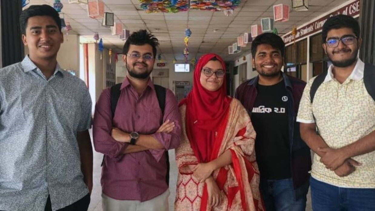 বুয়েটের নিওস্ক্রিনিক্স দলের সদস্যরা
