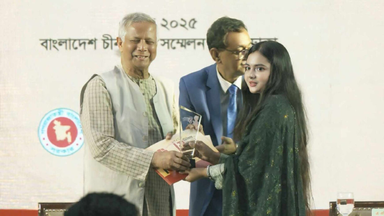 প্রধান উপদেষ্টার কাছ থেকে পুরস্কার নিচ্ছেন নুসরাত জাহান নিশু