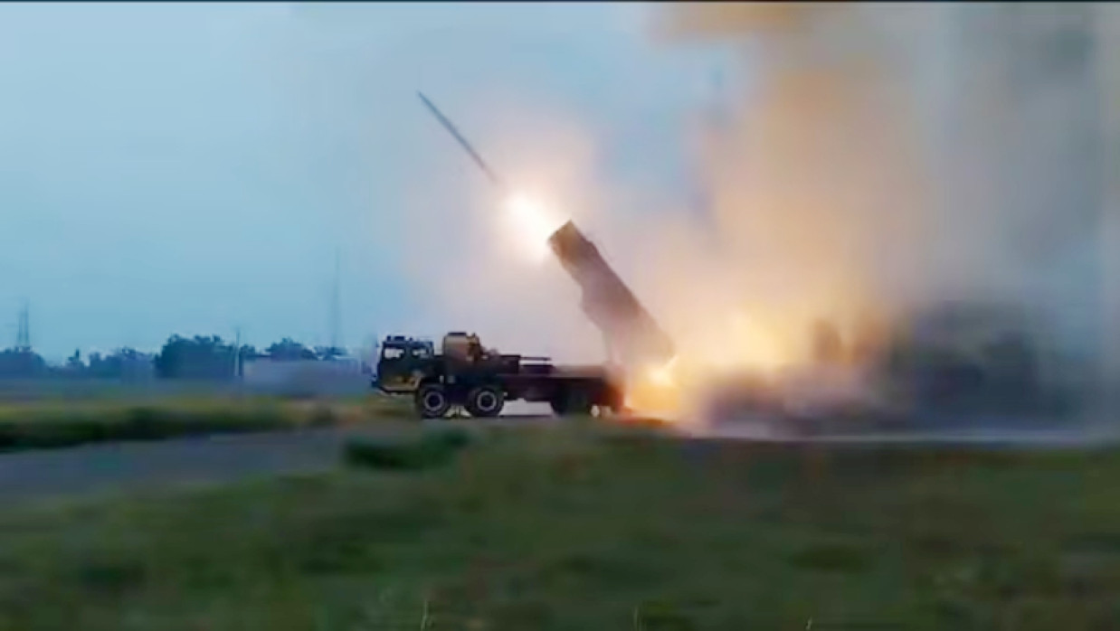 পাকিস্তান সামরিক বাহিনী মাঝারি পাল্লার ক্ষেপণাস্ত্র ছুড়েছে ভারতে