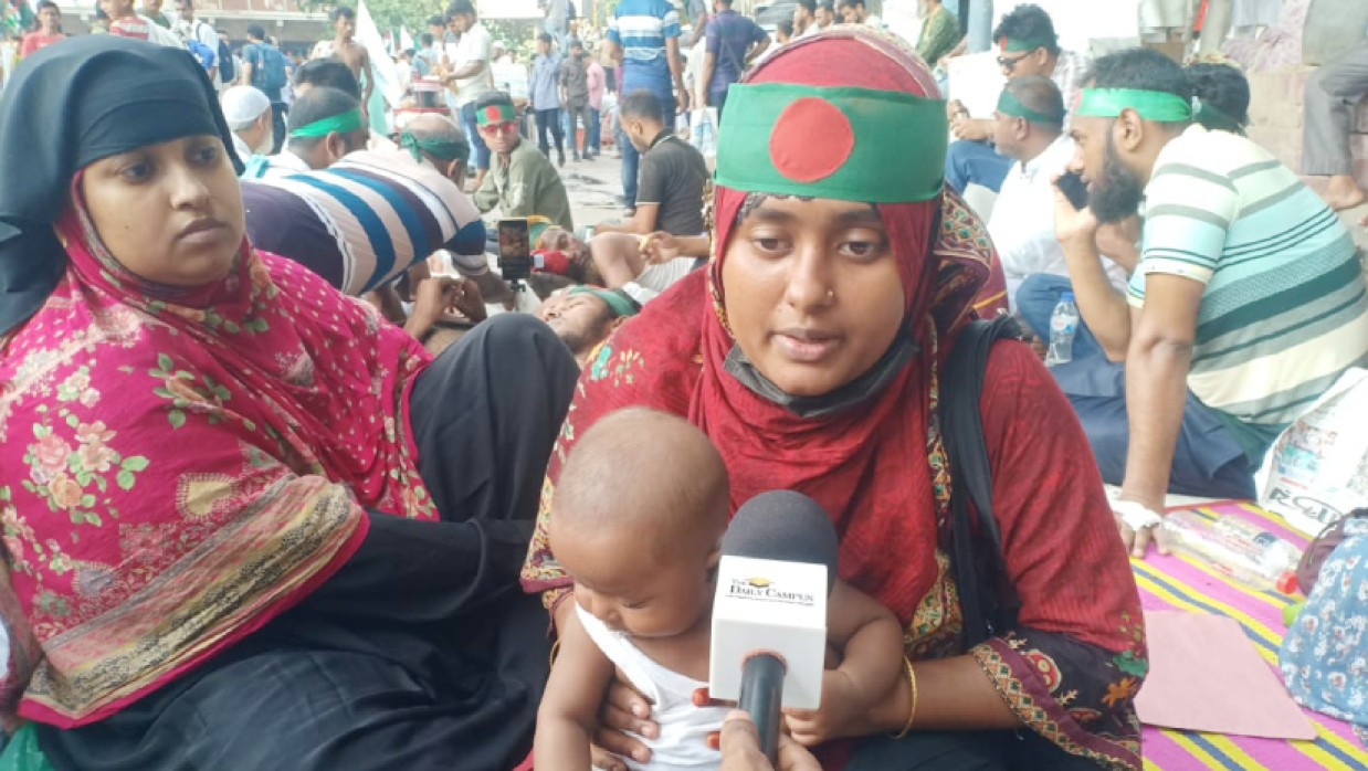 শাহবাগ মোড়ে অবস্থানরত ফাতেহা