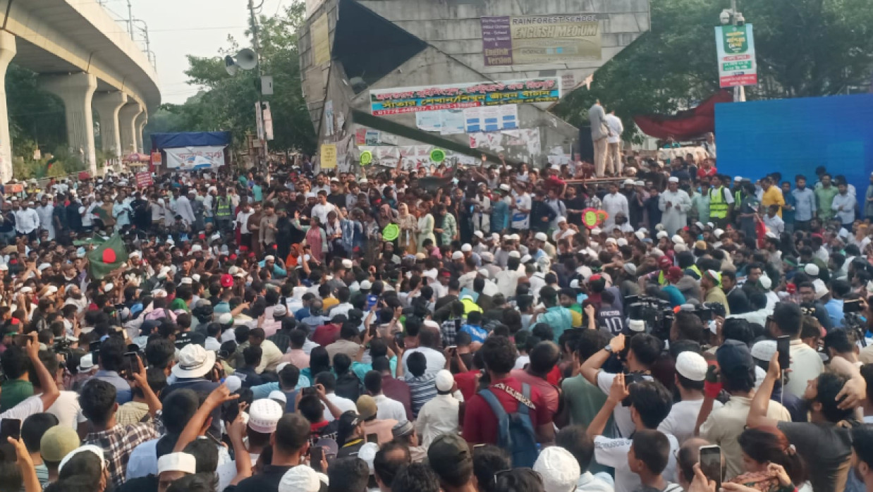 আওয়ামী লীগ নিষিদ্ধের দাবিতে শাহবাগে ছাত্র-জনতার অবস্থান 