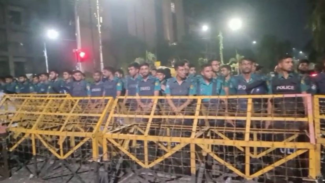 আন্দোলনকারীদের বাধা পুলিশের