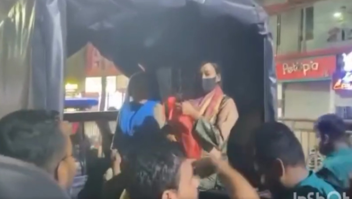 মহিলা লীগ নেত্রী মুন্নিকে ধরে পুলিশে সোপর্দ করে ছাত্রদলের নেতাকর্মীরা