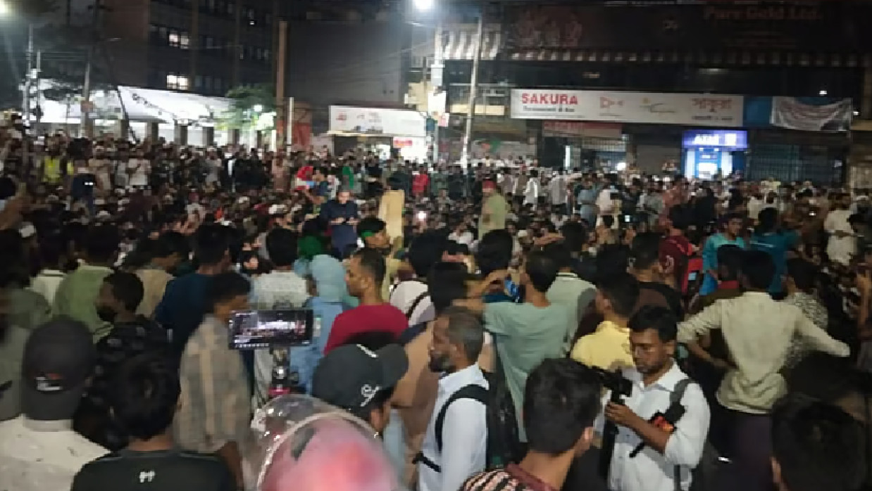এখনো রাজপথ ছাড়েননি আন্দোলনকারীরা