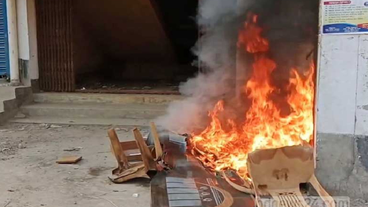 আওয়ামী লীগ কার্যালয়ে আগুন