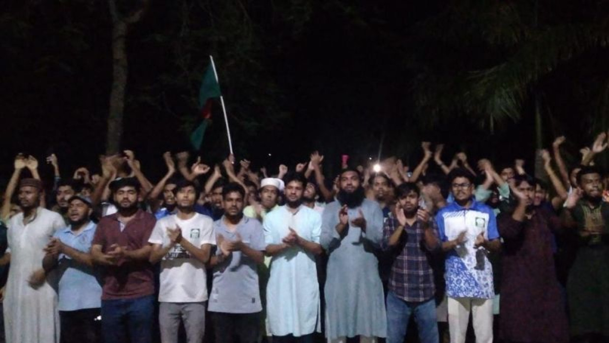 আনন্দ মিছিলে ইসলামী বিশ্ববিদ্যালয়ের শিক্ষার্থীরা