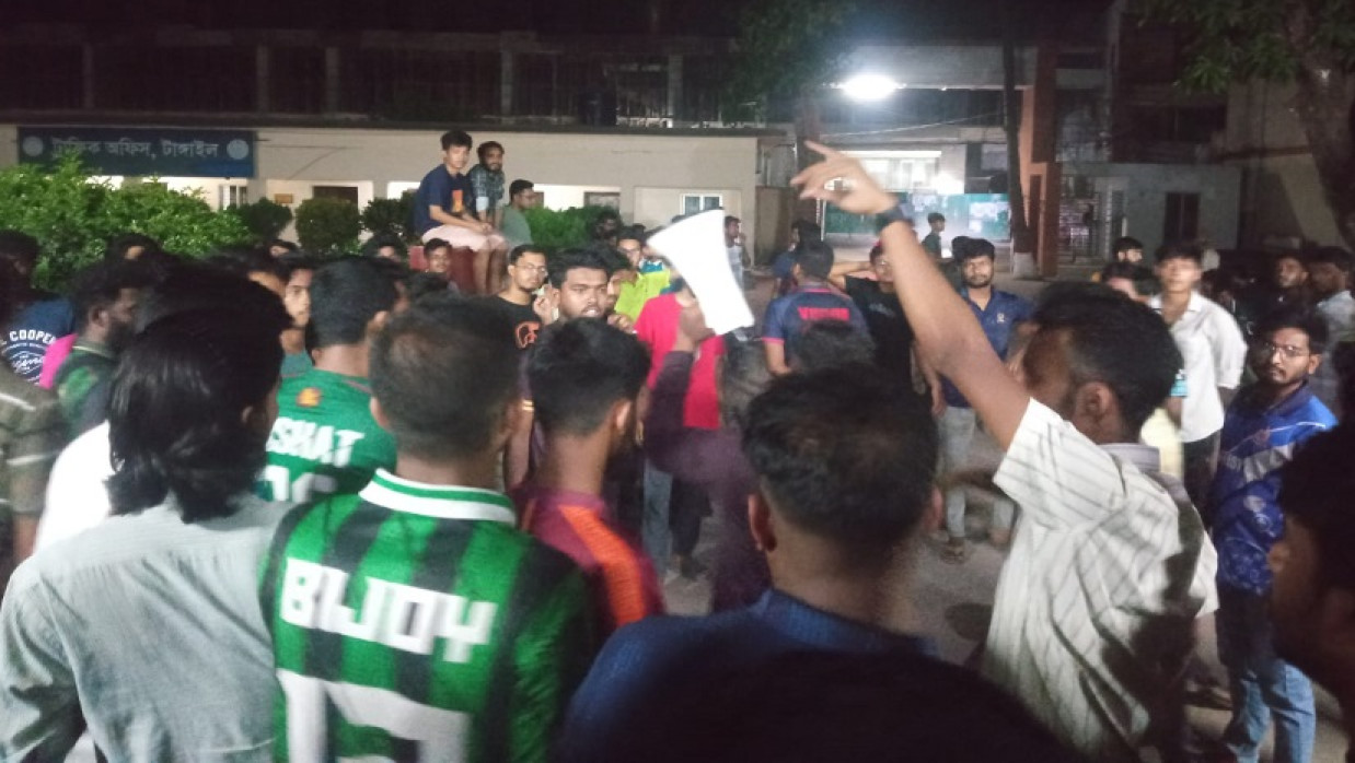টাঙ্গাইল থানার সামনে শিক্ষার্থীদের বিক্ষোভ
