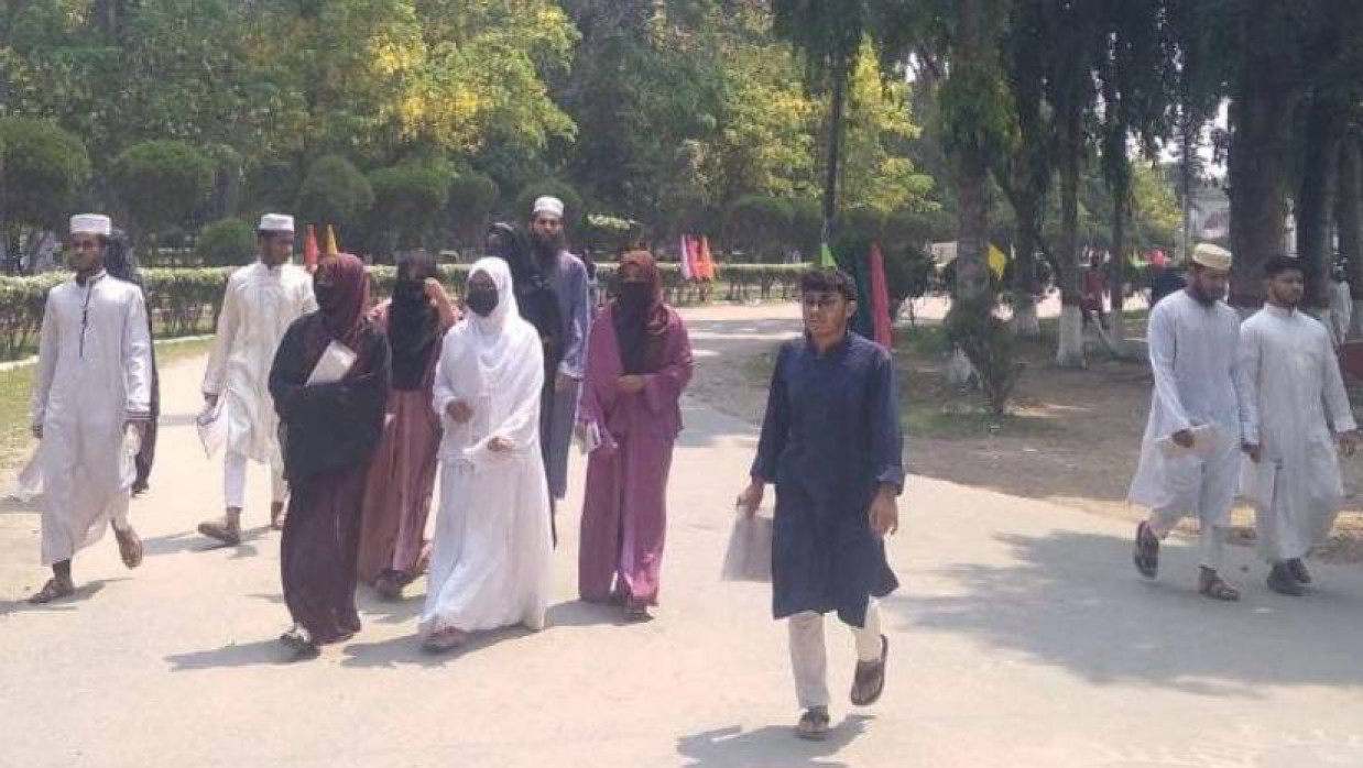 ভর্তিচ্ছুরা পরীক্ষা দিতে কেন্দ্রে প্রবেশ করছেন