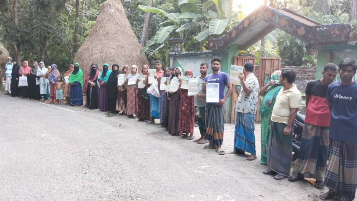 ভুক্তভোগী গ্রাহকদের মানববন্ধন