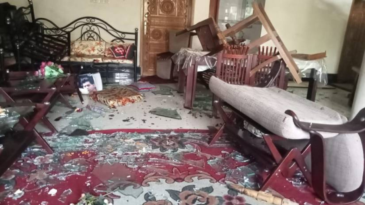 আবদুল ওয়াদুদ পিন্টুর বাড়িতে ভাঙচুর করা আসবাব