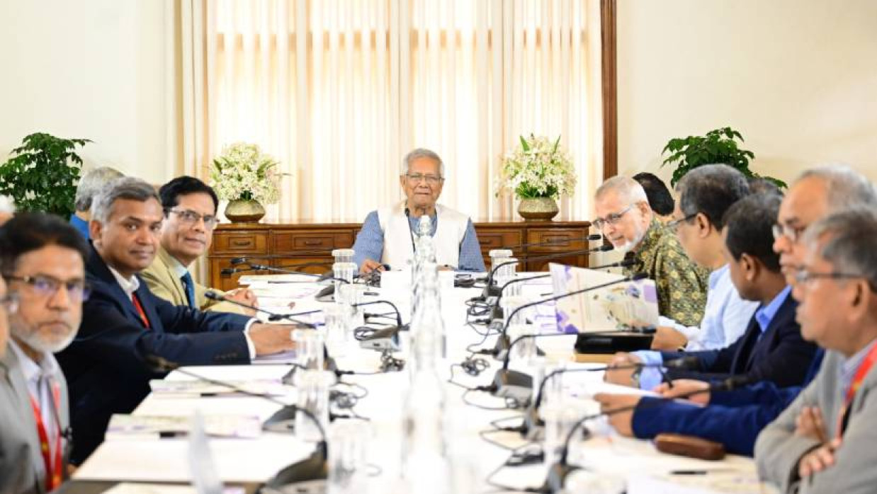 রাষ্ট্রীয় অতিথি ভবন যমুনায় এলডিসি স্নাতক কমিটির সঙ্গে বৈঠকে অধ্যাপক মুহাম্মদ ইউনূস