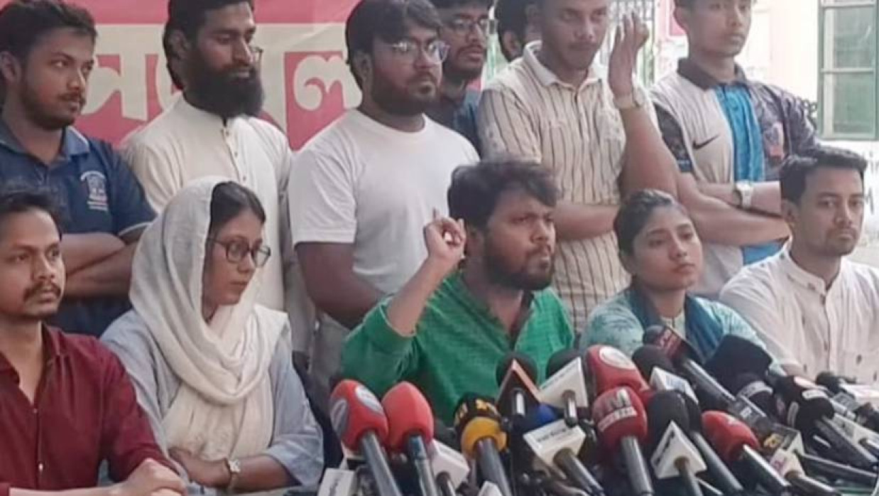 মধুর ক্যান্টিনে সংবাদ সম্মেলনে বক্তব্য দিচ্ছেন ইনকিলাব মঞ্চের আহ্বায়ক শরীফ ওসমান হাদী