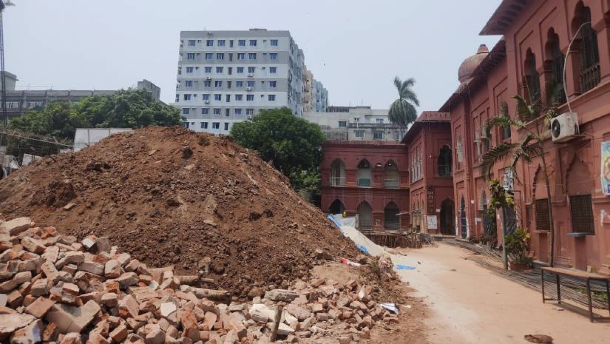 ভবন নির্মাণের জন্য ক্যাম্পাসের অনেক গাছ কেটে ফেলা হয়েছে। ক্যাম্পাসে ফাঁকা জায়গায় নির্মাণসামগ্রী ফেলে রাখা হয়েছে