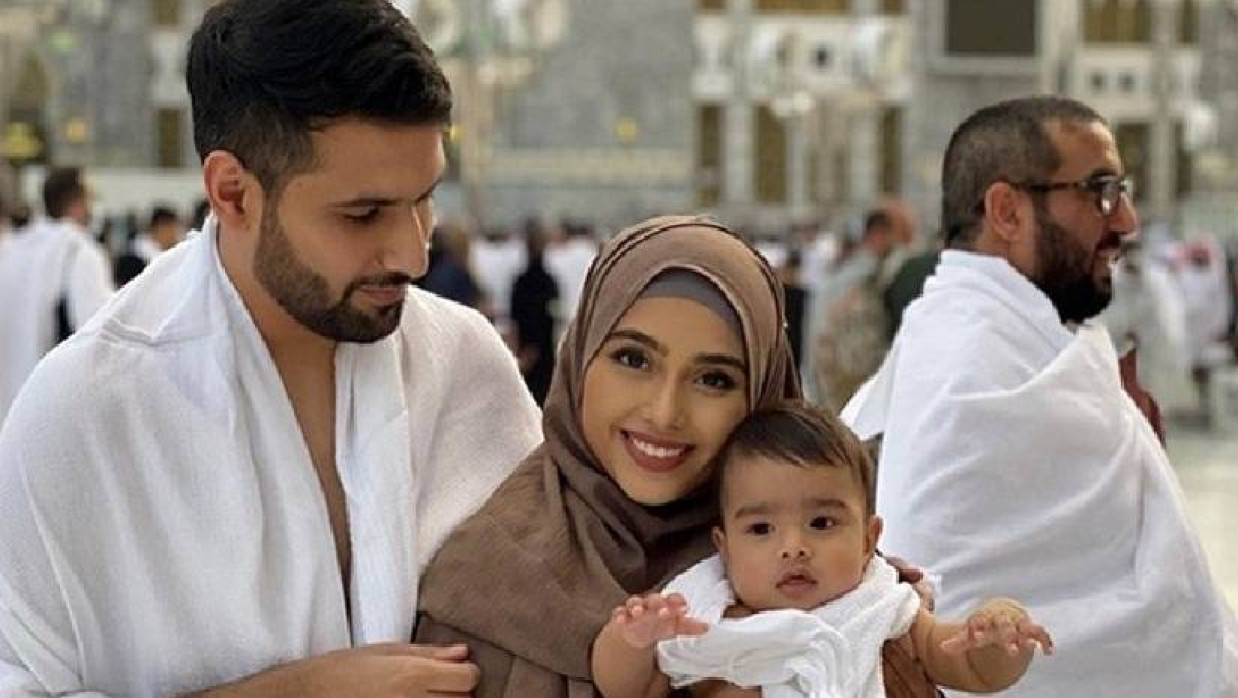 হজে মা-বাবার সঙ্গে শিশু