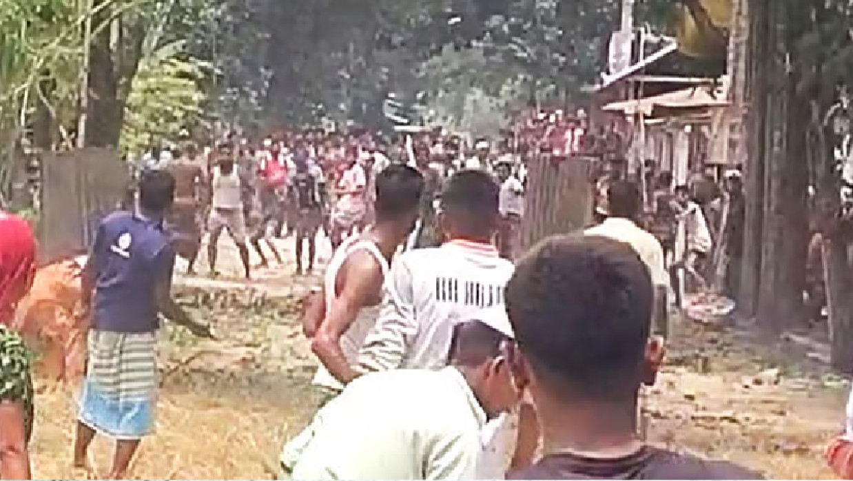 দুই পক্ষের সংঘর্ষ