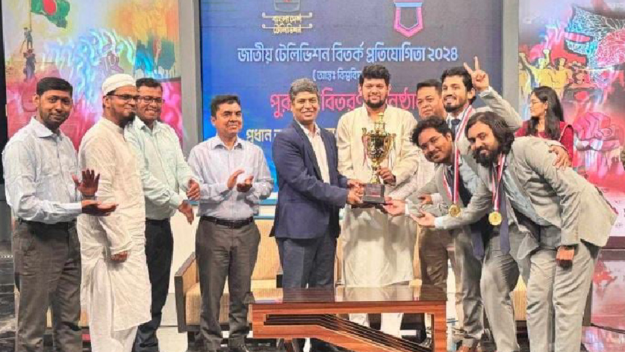 পুরস্কার নিচ্ছে বিজয়ী দল