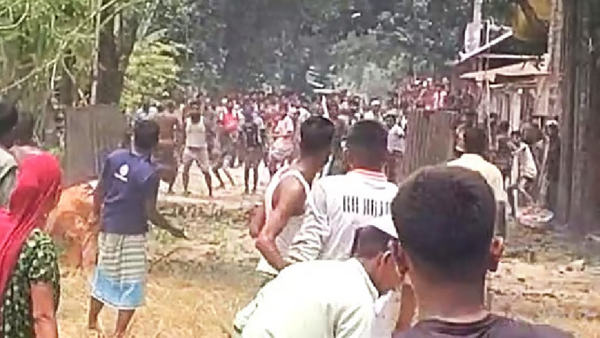 ইসলামপুরে মাদ্রাসায় শিক্ষার্থী ভর্তি করা নিয়ে গ্রামবাসীর সংঘর্ষ