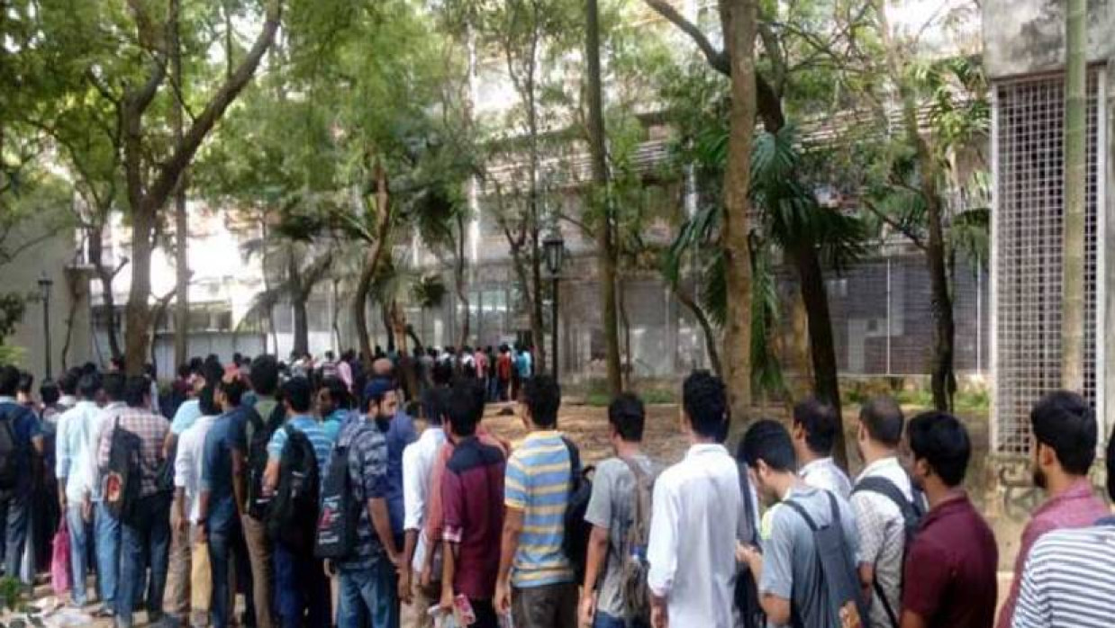 ঢাকা বিশ্ববিদ্যালয় গ্রন্থাগারে ঢুকছেন চাকরিপ্রার্থী ও শিক্ষার্থীরা