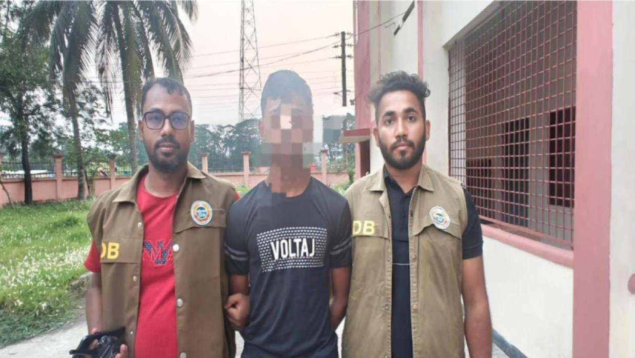 ডিবির হাতে গ্রেপ্তার ইমরান মুন্সি
