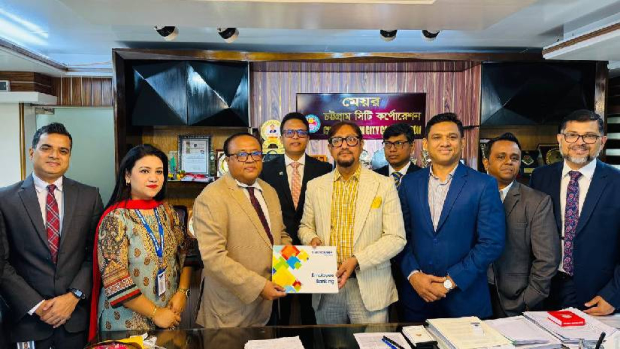 চসিক মেয়র ডা. শাহাদাত হোসেন ও ব্র্যাক ব্যাংকের হেড অব রিজিওনাল কর্পোরেট (চট্টগ্রাম) কায়েস চৌধুরী চুক্তি স্বাক্ষর করেন 