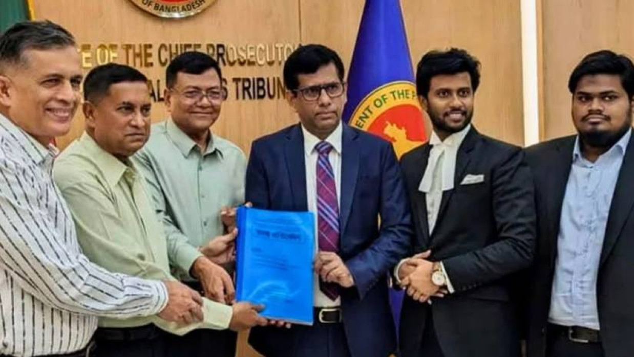  চিফ প্রসিকিউটর তাজুল ইসলামের কাছে এ প্রতিবেদন হস্তান্তর করেন তদন্ত সংস্থার কো-অর্ডিনেটর, তদন্ত কর্মকর্তাসহ তিনজন সংগৃহীত