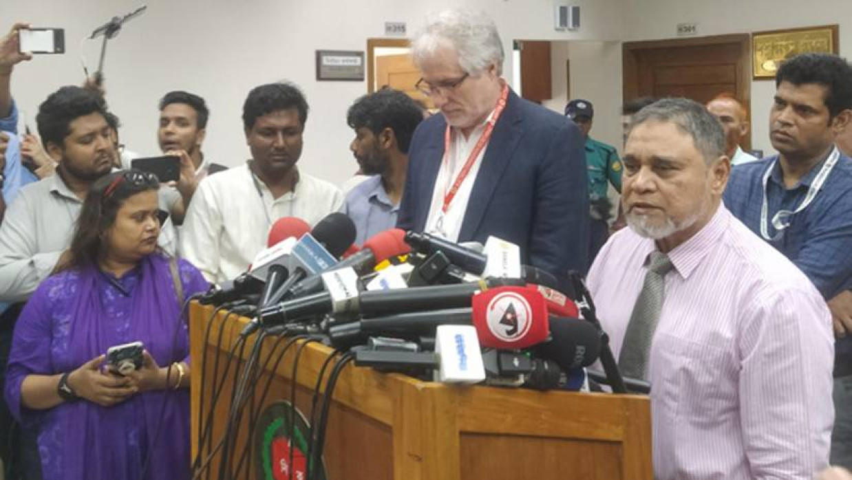 সাংবাদিকদের প্রশ্নের উত্তর দিচ্ছেন প্রধান নির্বাচন কমিশনার এ এম নাসির উদ্দিন সংগৃহীত