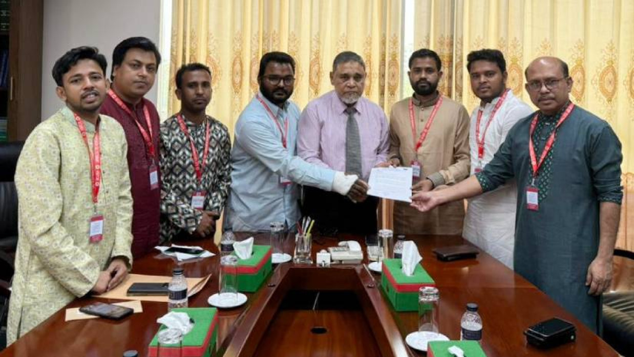 সিইসি এ এম এম নাসির উদ্দীনের কাছে আবেদন দিচ্ছেন গণঅধিকার পরিষদের নেতারা