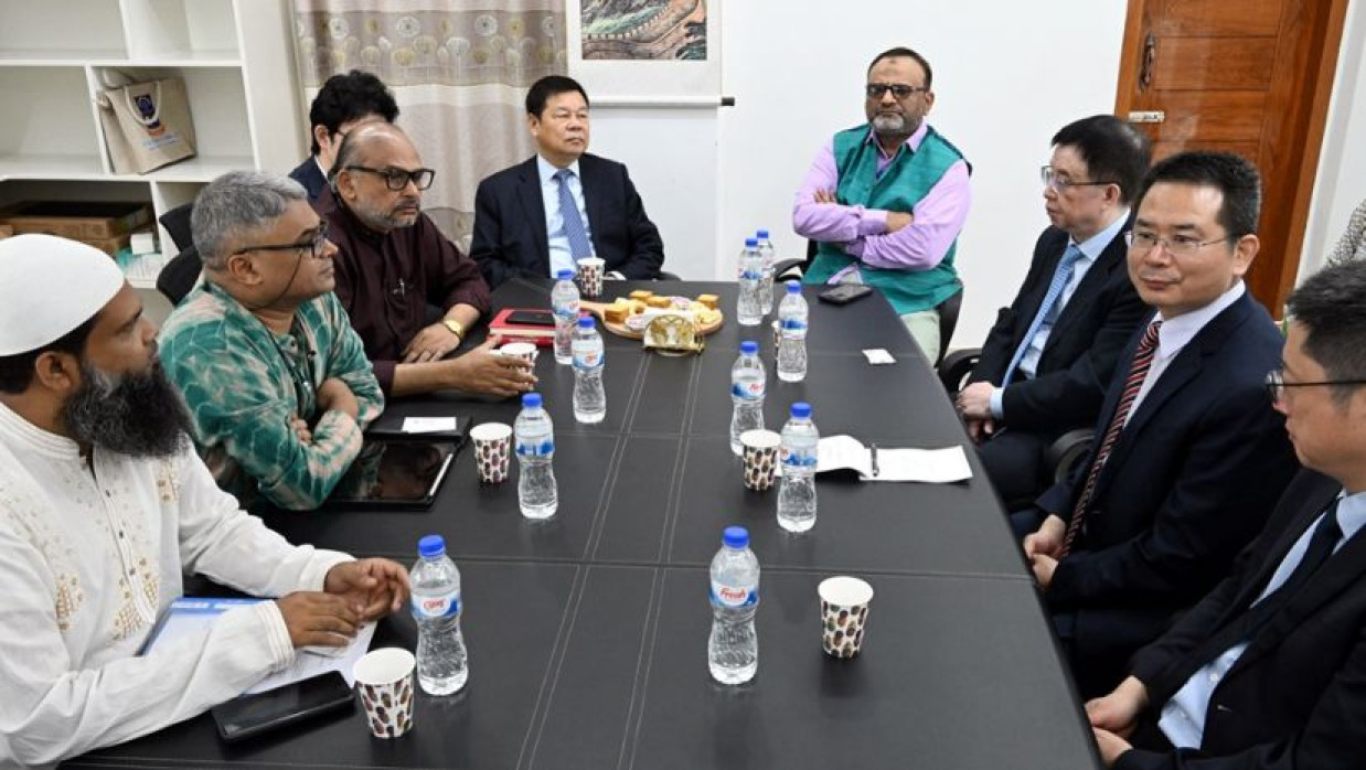 ঢাবি উপাচার্য অধ্যাপক ড. নিয়াজ আহমদ খানের সঙ্গে চায়না ইন্টারন্যাশনাল কমিউনিকেশনস গ্রুপের (সিআইসিজি) সভাপতি ড. তু চান ইউয়ান তার প্রতিনিধি দল নিয়ে বৈঠক করেন