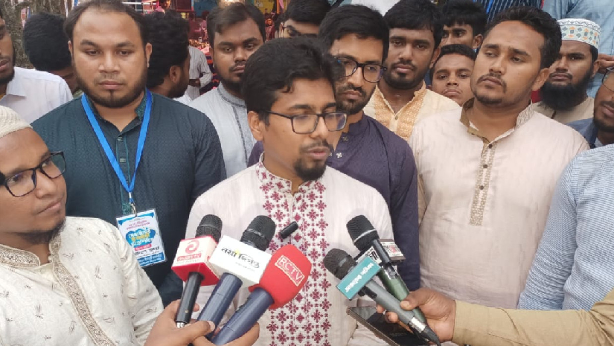 সাংবাদিকদের সাথে কথা বলছেন নুরুল ইসলাম সাদ্দাম