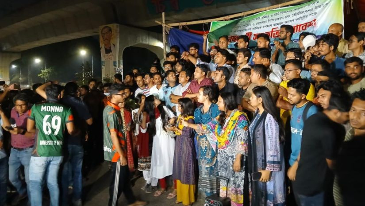 শাহবাগে চলা আন্দোলনে জাতীয় সঙ্গীত গাওয়ায় বাধা দেয়ার প্রতিবাদে ঢাবিতে একসুরে জাতীয় সংগীত 