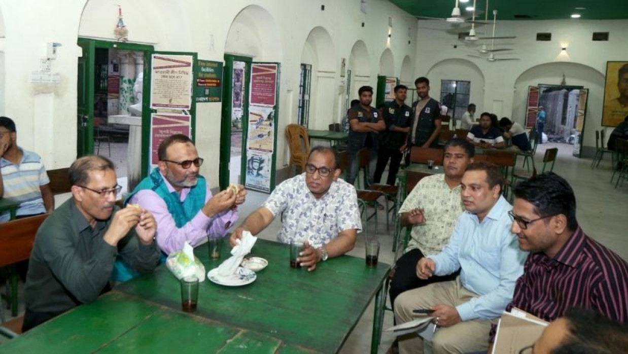 ঢাকা বিশ্ববিদ্যালয়ের উপাচার্য অধ্যাপক ড. নিয়াজ আহমদ খান এবং শিক্ষকরা মধুর ক্যান্টিনে বসে চা-সিঙ্গারা খাচ্ছেন