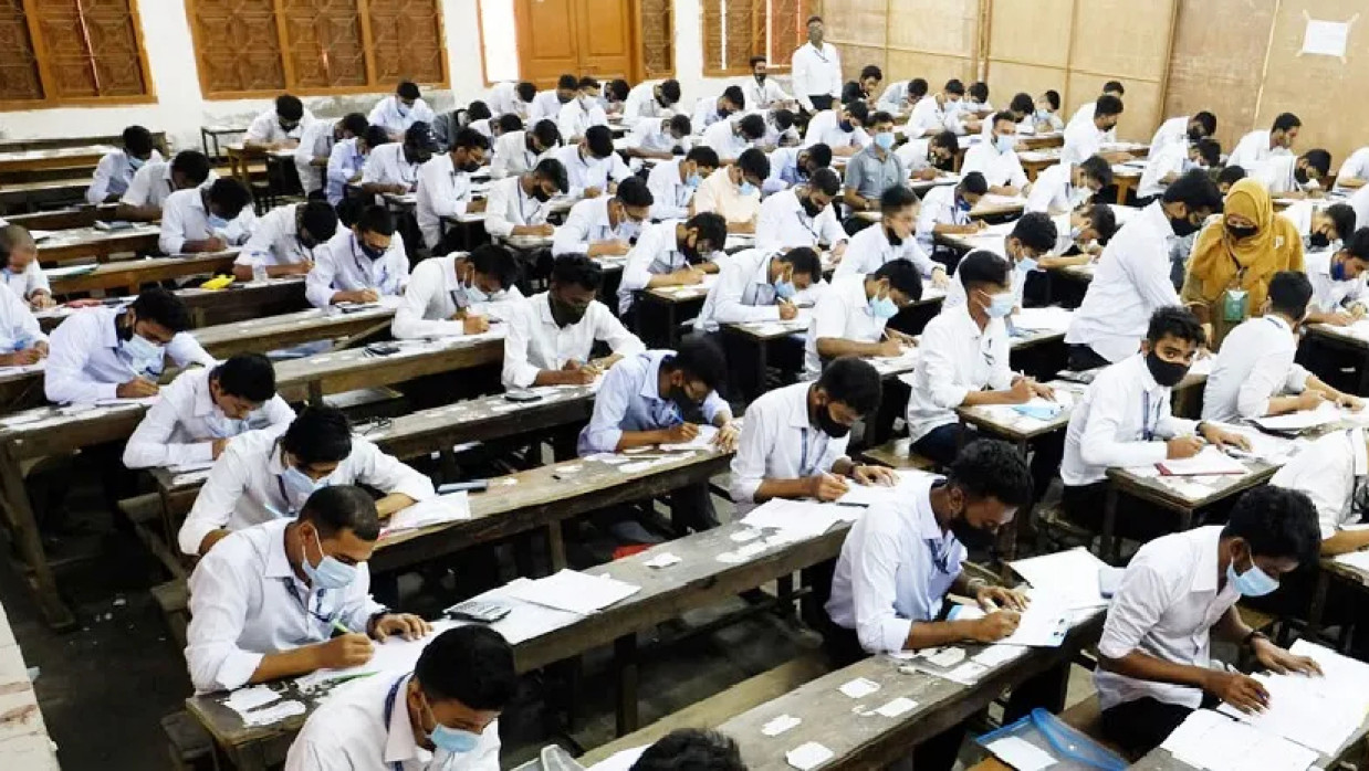 পরীক্ষার হলে শিক্ষার্থীরা