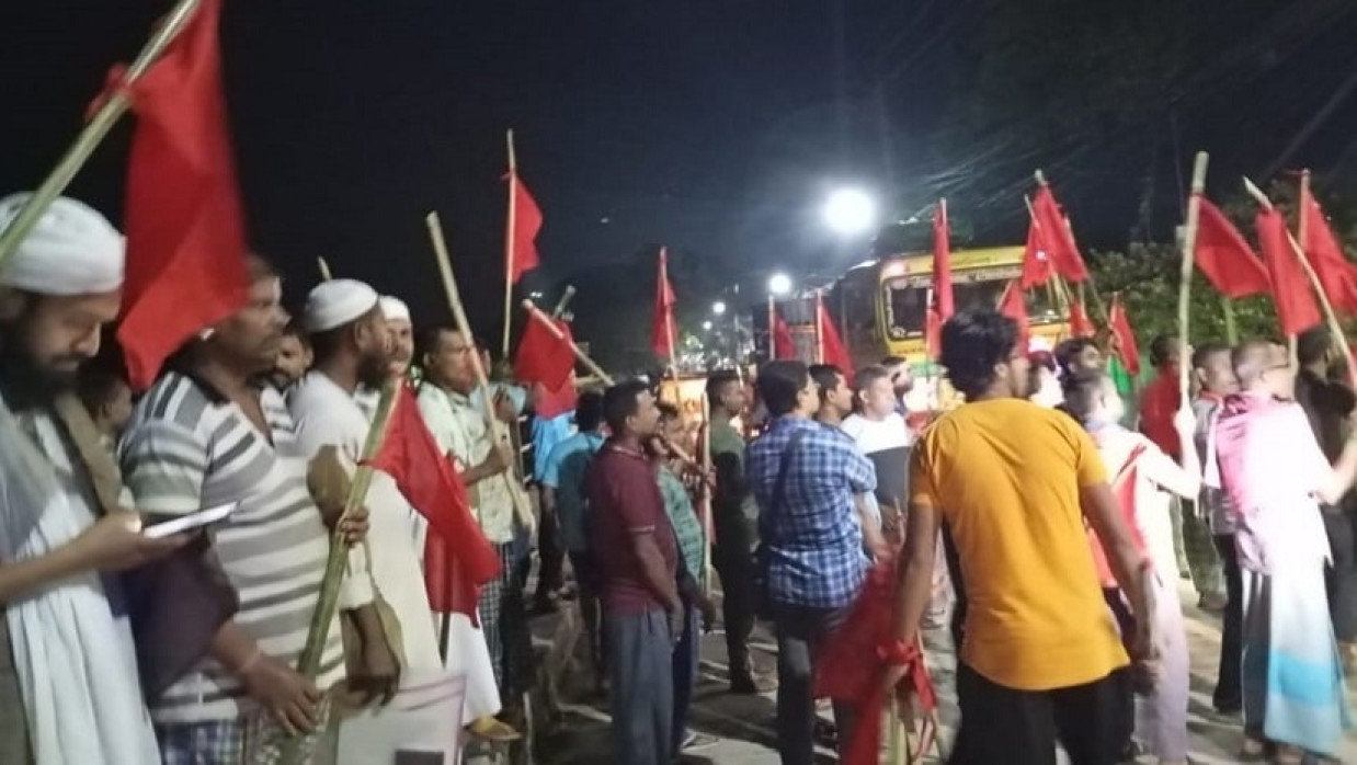 নেত্রকোনা মডেল থানা ঘেরাও করে খেলাফত শ্রমিক আন্দোলনের নেতা-কর্মীদের বিক্ষোভ